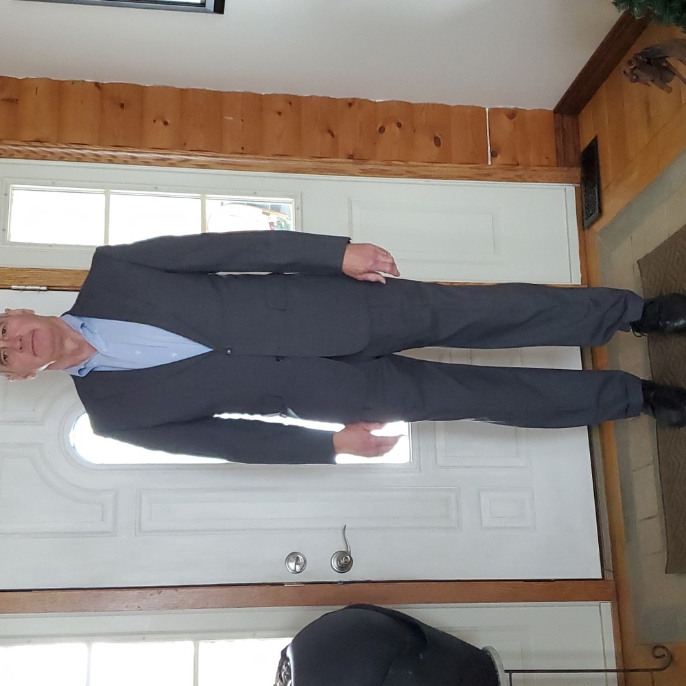 Joseph Banks Mens Wool 2 piece med gray suit 44 L and 38 waist 34 inseam Like nw